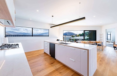 Wanaka House | Grand Alpine Vista Escape