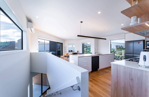 Wanaka House | Grand Alpine Vista Escape