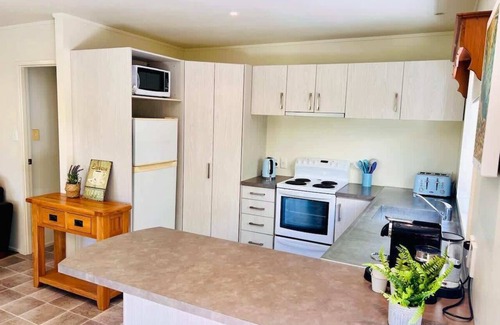 Hahei Cottage | Grange Cottage - A lovely cozy stay at the stunning Hahei Beach!
