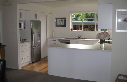 Wanaka House | GREAT LOCATION NEAR EELY POINT. STUNNING MOUNTAIN VIEWS !