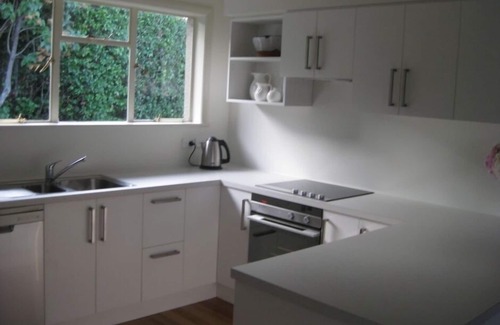 Wanaka House | GREAT LOCATION NEAR EELY POINT. STUNNING MOUNTAIN VIEWS !