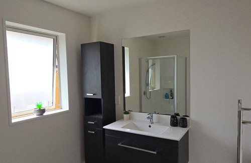 Rolleston House | Great Price Luxury - Master Ensuite | Garden View