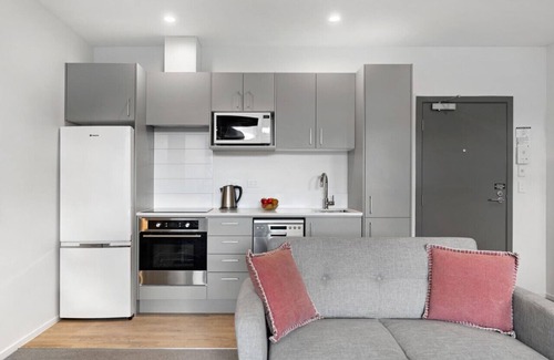 Frankton Apartment | Haeata View Apartment - stunning mountain views
