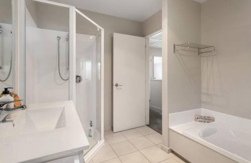 Riccarton House | Handy Riccarton Hagley Park CBD 10 Mins