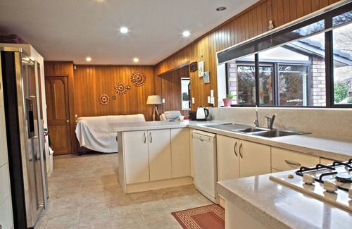 West Harbour House | Harbour & Sky View rooms, easily accessible to the Auckland CBD