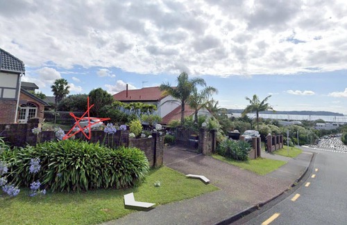 West Harbour House | Harbour & Sky View rooms, easily accessible to the Auckland CBD