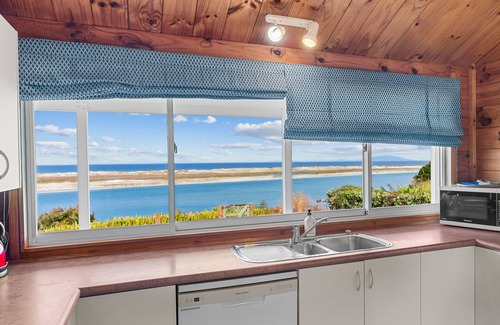 Mangawhai Heads House | Harbourview Haven - Mangawhai Heads Holiday Home