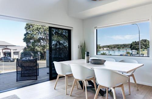 Raglan House | Harbourview Haven Walk to town