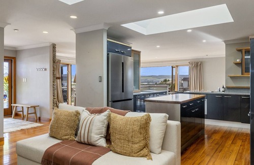 Waipahihi House | Harvey Lake House - stylish comfort with lake views