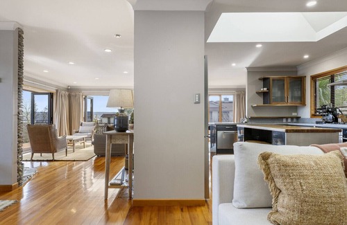 Waipahihi House | Harvey Lake House - stylish comfort with lake views