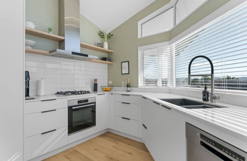 Waipahihi House | Haven @ the Heights
