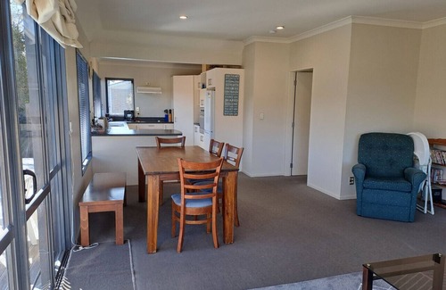 Two Mile Bay House | Hawai Holiday House - Large family Bach - WiFi