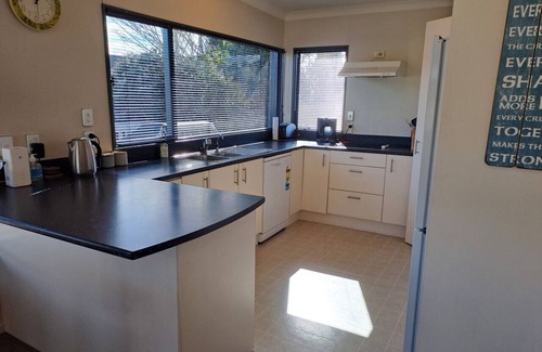 Two Mile Bay House | Hawai Holiday House - Large family Bach - WiFi