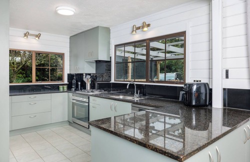 Kerikeri House | Hawkings Lodge - Kerikeri Holiday home