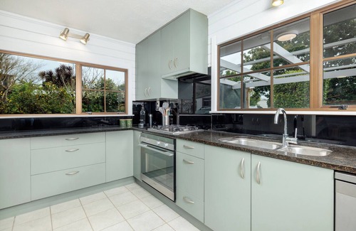 Kerikeri House | Hawkings Lodge - Kerikeri Holiday home