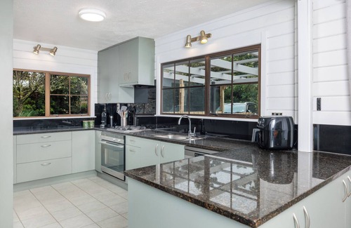 Kerikeri House | Hawkings Lodge - Kerikeri Holiday home