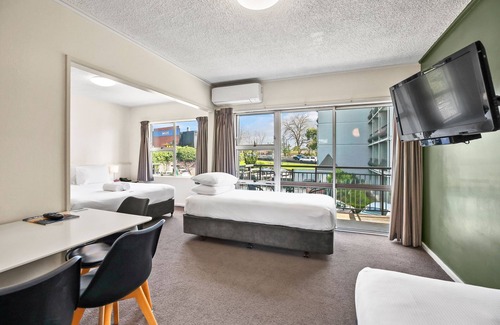 Hamilton North Hotel | Heartland Ambassador Hotel Hamilton