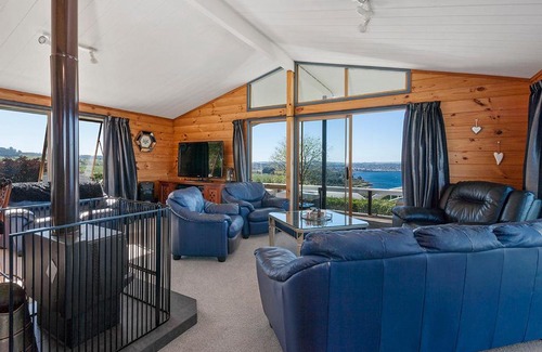 Acacia Bay House | Heights Haven - Acacia Bay Holiday Home