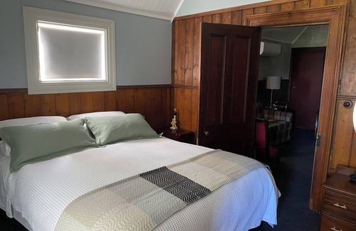Matakanui Hotel | Heritage cottage, Central Otago. Close to Dunstan Mountain Range and Omakau.