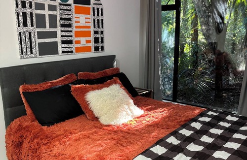 Titirangi Bed & Breakfast | Heritage reserve hideaway.Bush all around. One Bed-ground floor of our home