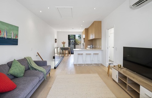 Orewa House | HIBISCUS HAVEN - OREWA HOLIDAY APARTMENT, family friendly in Orewa