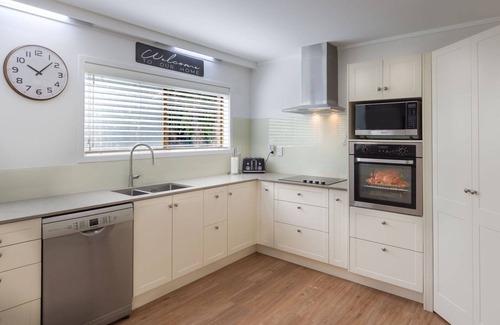 Lynmore House | Highfield on High - Spa Pool, Walk to Redwoods