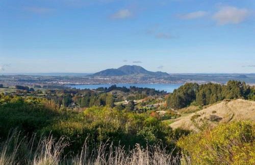 Acacia Bay House | Highland House, Luxury 3BR With Panoramic Lake Views