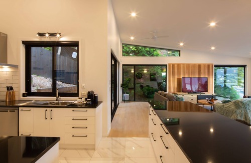 Queenstown House | Highlands Lodge – 5BR Luxury, Lake Views & BBQ