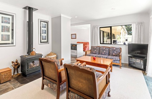 Featherston House | Hill Cottage - Featherston Holiday Home