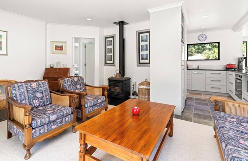 Featherston House | Hill Cottage - Featherston Holiday Home