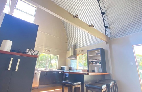 Cable Bay House | Hillside Barn - Just Minutes from The Beach