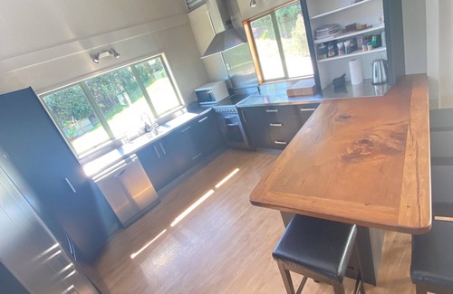 Cable Bay House | Hillside Barn - Just Minutes from The Beach