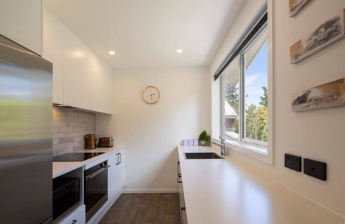 Queenstown City Centre Apartment | Hillside Villa 4 – Modern 2BR Walk to Town & A/C
