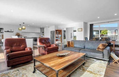 Whangamata House | Hilltop Haven - Whangamata