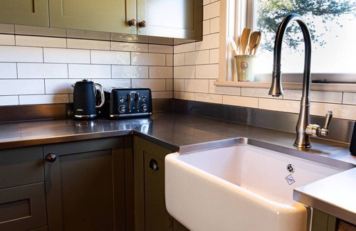 Earnscleugh House | Historic Castle Coach House – Trail & Wineries