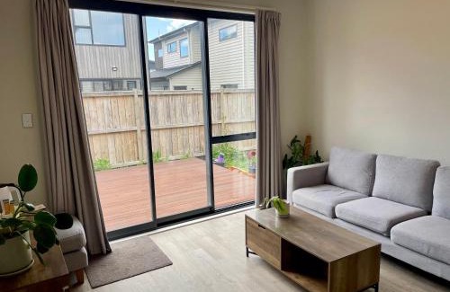 Hobsonville House | Hobsonville Scott point private entry flat offers the entire living room, bedroom and ensuite, parking available