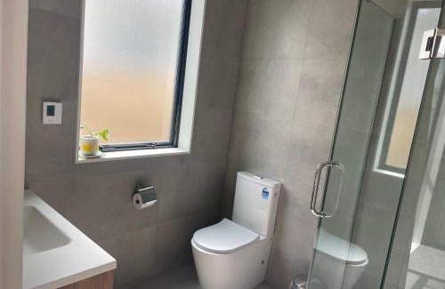 Hobsonville House | Hobsonville Scott point private entry flat offers the entire living room, bedroom and ensuite, parking available