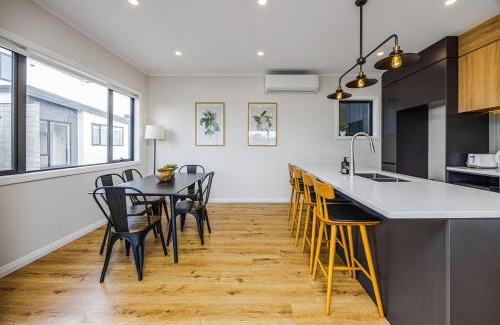 Torbay House | Holiday Escape Modern 4BR Home by Waiake Beach