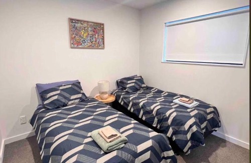 Birkenhead Apartment | HomeBase Auckland Free Parking Self Check-in Family & Long Stay Friendly
