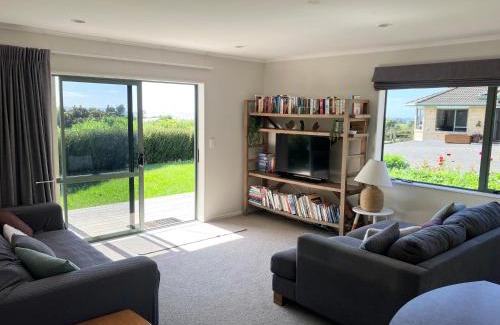 Whakamarama House | Homely Cottage with Views
