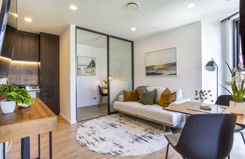 Newton Apartment | Honeycomb by Homello
