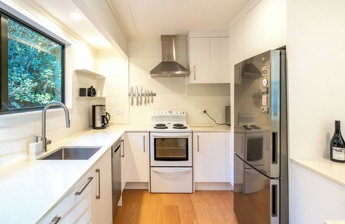 Surfdale House | Honu Cottage - Oneroa Holiday Home