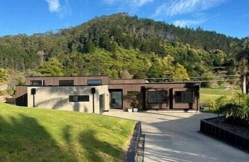 Whangamata House | Hosts on the Coast The Country Club