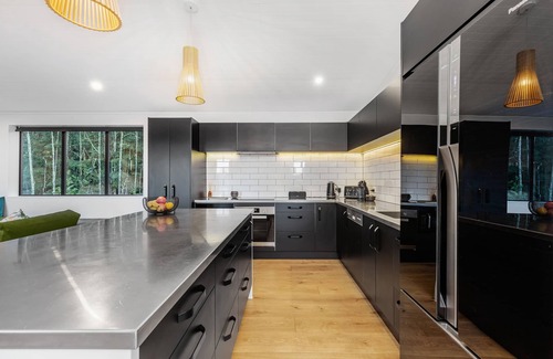 Queenstown House | Hot Tub Retreat, 4 Ensuites, Mountain Views