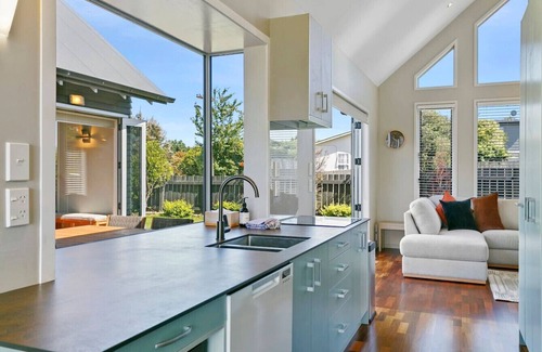 Taupo House | Huia Heights - New and Modern BnB