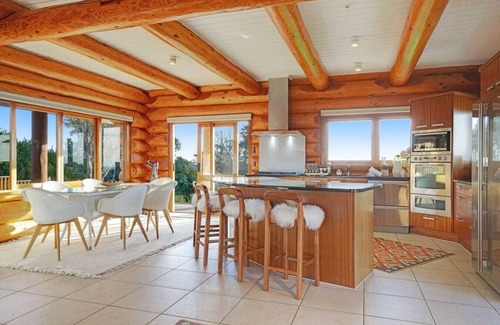 Hunua House | Hunua Heights Homestead w Great Views, Deck & BBQ