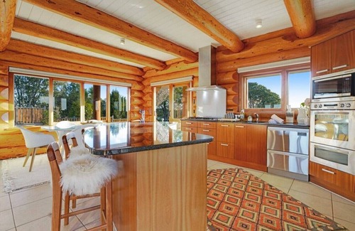 Hunua House | Hunua Heights Homestead w Great Views, Deck & BBQ