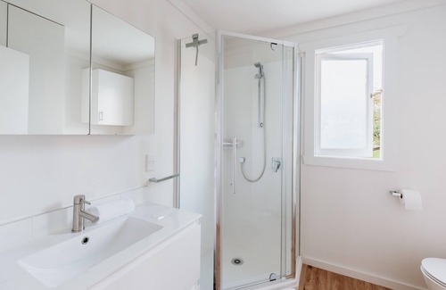 Surfdale Cottage | Huruhi Cottage - Huruhi Cottage is a newly renovated family holiday cottage in a great central location on Waiheke, with great transport links, walking access to local beaches, bars, restaurants and cafes and with fantastic premium amenities. With th