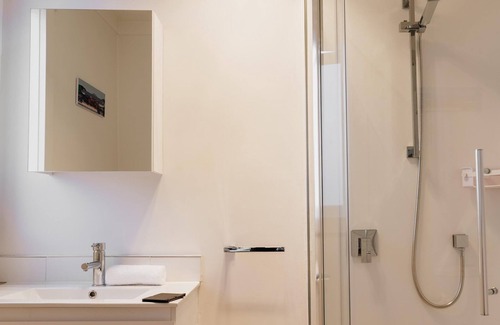 Surfdale Cottage | Huruhi Cottage - Huruhi Cottage is a newly renovated family holiday cottage in a great central location on Waiheke, with great transport links, walking access to local beaches, bars, restaurants and cafes and with fantastic premium amenities. With th