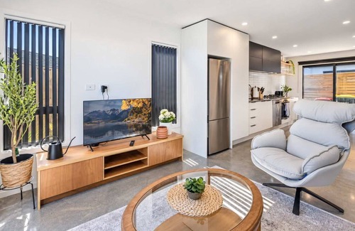 Waterloo House | Hutt Central | Dreamcatcher Cottage 2BR